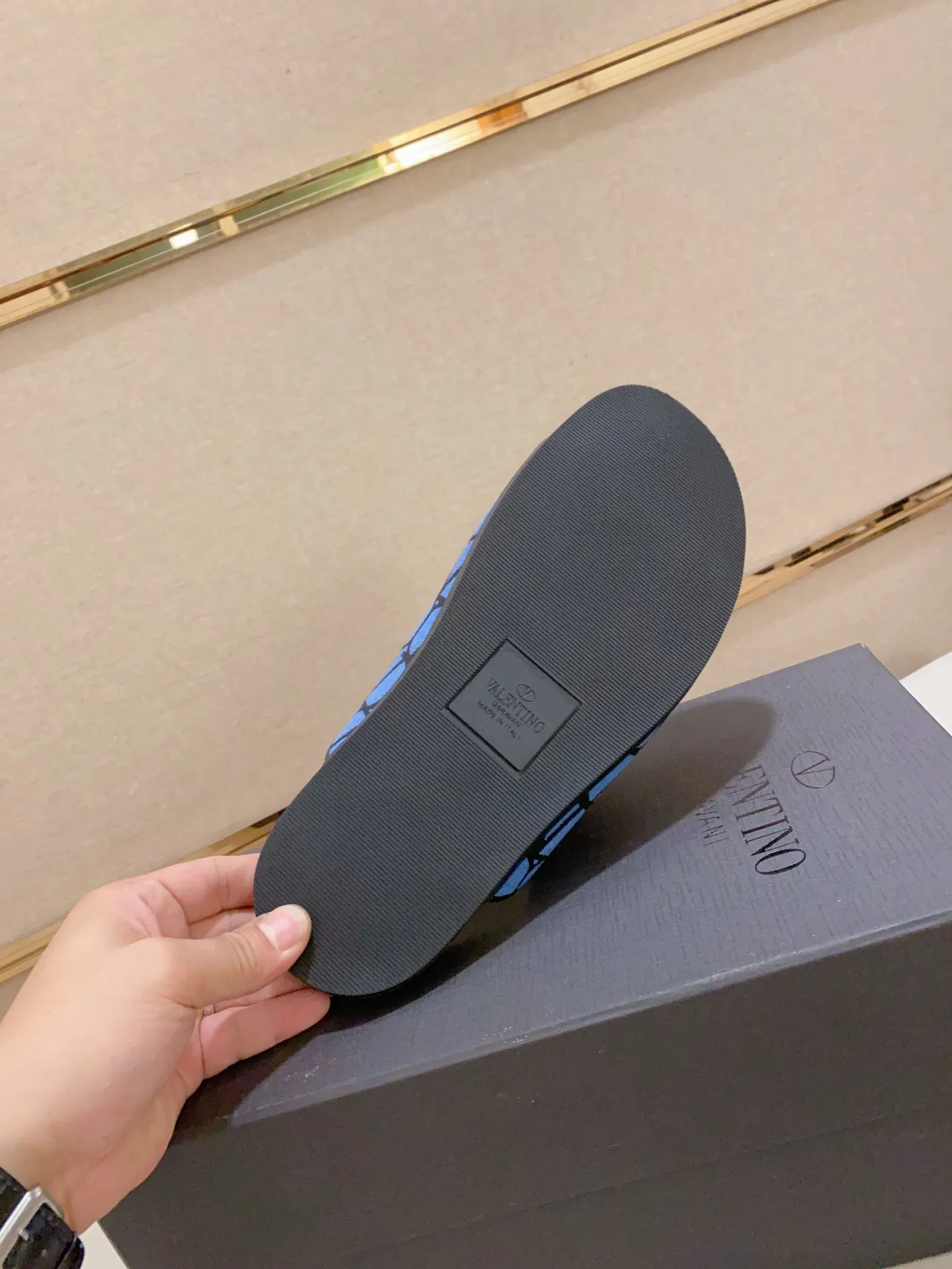 Men's shoes💰: 440💰High version [Valentino] New men's boutique slippers, counter quality, classic plaid, the actual workmanship is quite complex🔰The uppers are made of imported canvas fabric➕🐑Sheepskin lining, which tests the craftsman's craftsmanship➕original PU outsole. Size: 38-44 (45 can be customized, non-refundable)